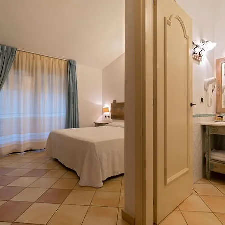Porto Giunco فيلاّسيمِيوس