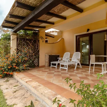 Porto Giunco Aparthotel 2*