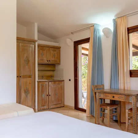 Porto Giunco Apartahotel