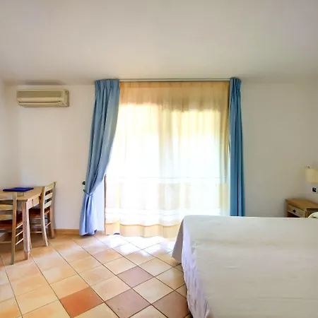 شقة فندقية Porto Giunco 2*